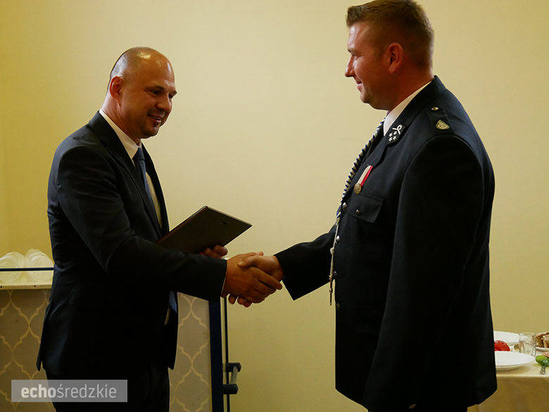 Uroczyste wręczenie odznaczeń podczas świętowania 75-lecia OSP w gminie Malczyce