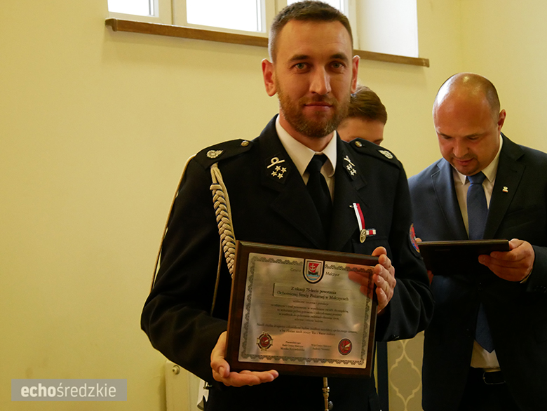 Uroczyste wręczenie odznaczeń podczas świętowania 75-lecia OSP w gminie Malczyce