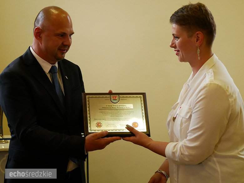 Uroczyste wręczenie odznaczeń podczas świętowania 75-lecia OSP w gminie Malczyce