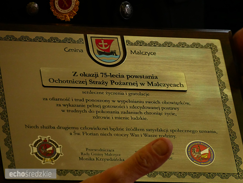 Uroczyste wręczenie odznaczeń podczas świętowania 75-lecia OSP w gminie Malczyce