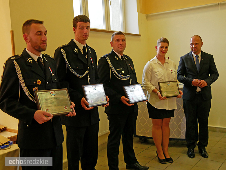 Uroczyste wręczenie odznaczeń podczas świętowania 75-lecia OSP w gminie Malczyce