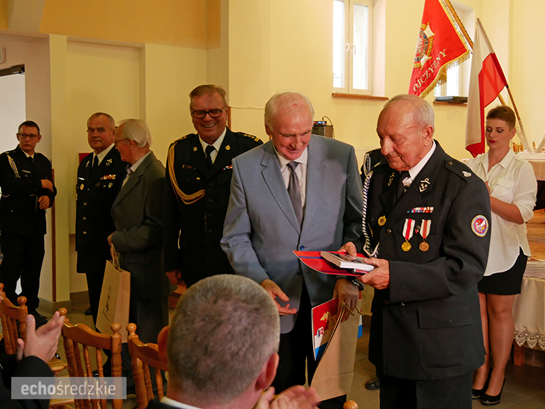 Uroczyste wręczenie odznaczeń podczas świętowania 75-lecia OSP w gminie Malczyce