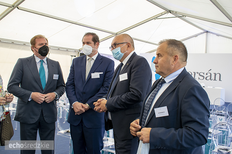 Wbudowanie kamienia węgielnego pod budowę firmy Persan Polska