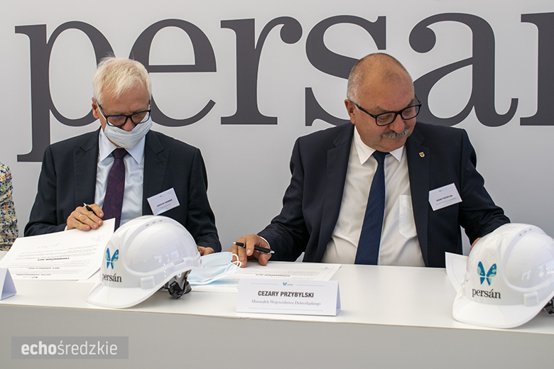 Wbudowanie kamienia węgielnego pod budowę firmy Persan Polska