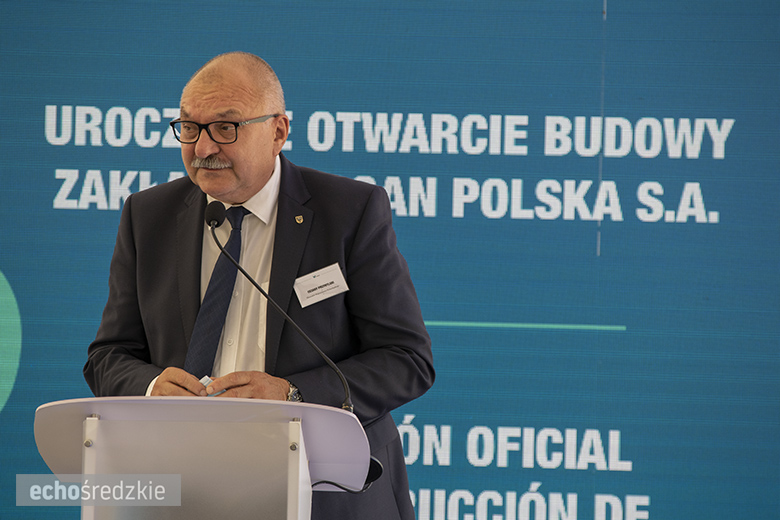 Wbudowanie kamienia węgielnego pod budowę firmy Persan Polska