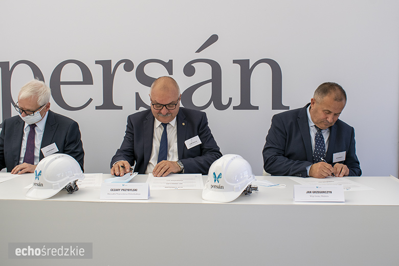 Wbudowanie kamienia węgielnego pod budowę firmy Persan Polska