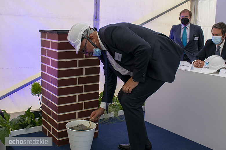 Wbudowanie kamienia węgielnego pod budowę firmy Persan Polska