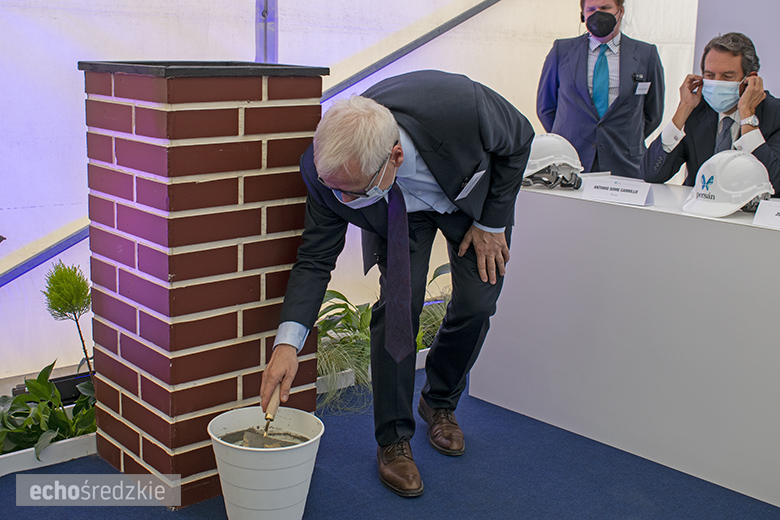 Wbudowanie kamienia węgielnego pod budowę firmy Persan Polska