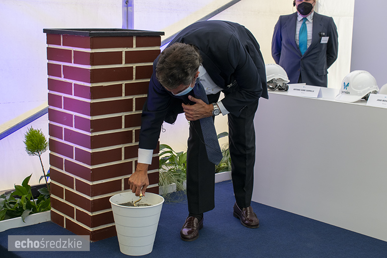 Wbudowanie kamienia węgielnego pod budowę firmy Persan Polska