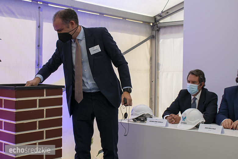 Wbudowanie kamienia węgielnego pod budowę firmy Persan Polska