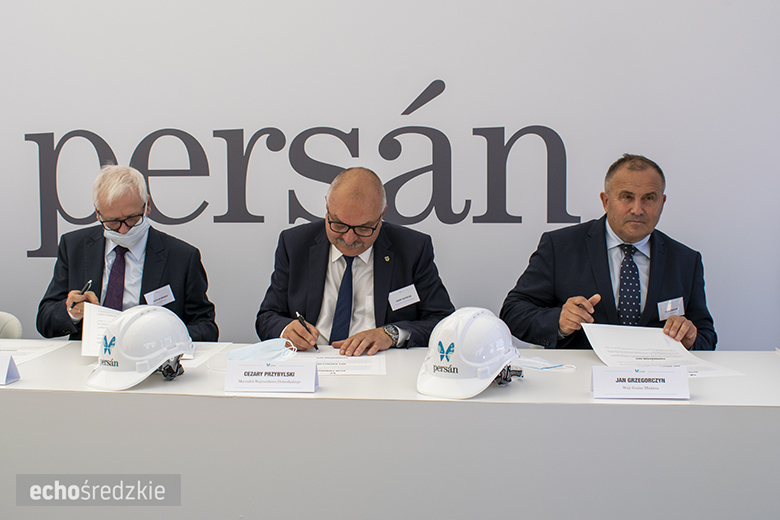 Wbudowanie kamienia węgielnego pod budowę firmy Persan Polska
