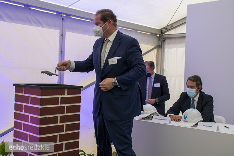 Wbudowanie kamienia węgielnego pod budowę firmy Persan Polska