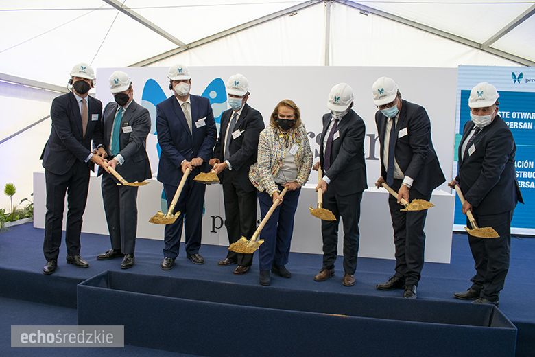 Wbudowanie kamienia węgielnego pod budowę firmy Persan Polska