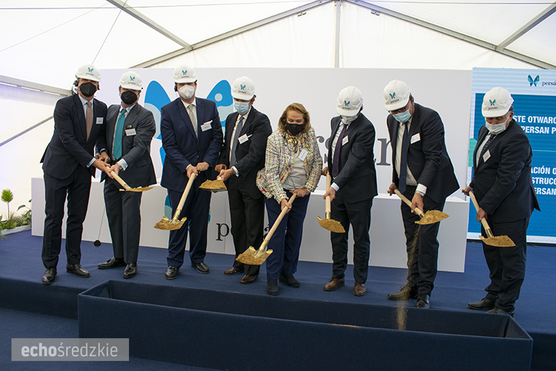 Wbudowanie kamienia węgielnego pod budowę firmy Persan Polska