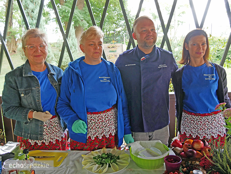 6 zespołów przygotowywało sałatkę z kurczaka