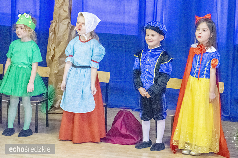 Przedstawienie "Królewna Śnieżka" w wykonaniu najstarszej grupy