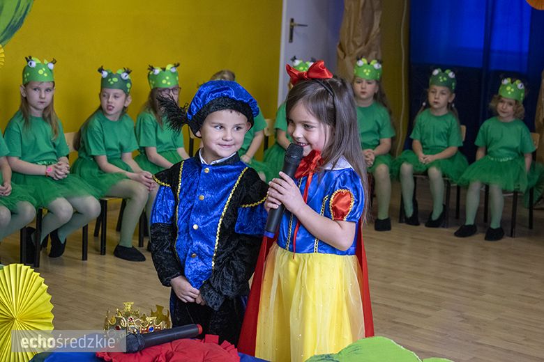 Przedstawienie "Królewna Śnieżka" w wykonaniu najstarszej grupy
