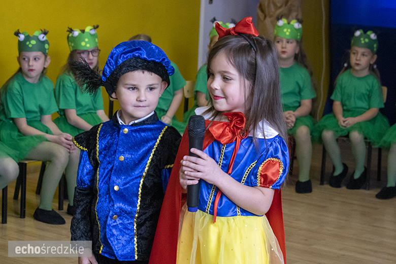 Przedstawienie "Królewna Śnieżka" w wykonaniu najstarszej grupy
