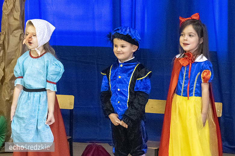 Przedstawienie "Królewna Śnieżka" w wykonaniu najstarszej grupy