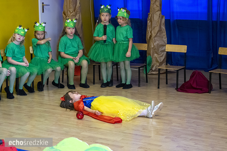 Przedstawienie "Królewna Śnieżka" w wykonaniu najstarszej grupy