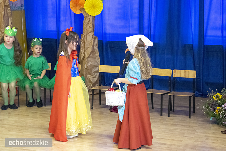 Przedstawienie "Królewna Śnieżka" w wykonaniu najstarszej grupy