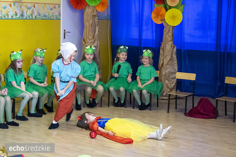 Przedstawienie "Królewna Śnieżka" w wykonaniu najstarszej grupy