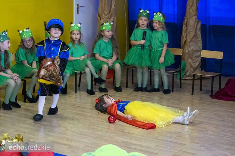 Przedstawienie "Królewna Śnieżka" w wykonaniu najstarszej grupy