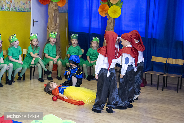 Przedstawienie "Królewna Śnieżka" w wykonaniu najstarszej grupy