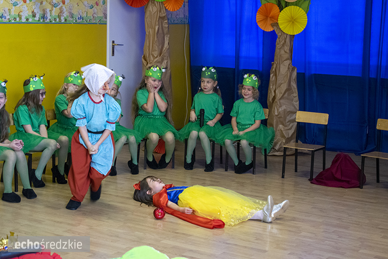 Przedstawienie "Królewna Śnieżka" w wykonaniu najstarszej grupy