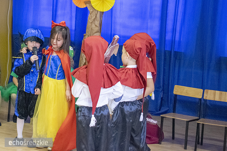 Przedstawienie "Królewna Śnieżka" w wykonaniu najstarszej grupy