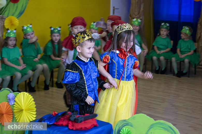 Przedstawienie "Królewna Śnieżka" w wykonaniu najstarszej grupy