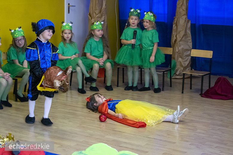 Przedstawienie "Królewna Śnieżka" w wykonaniu najstarszej grupy