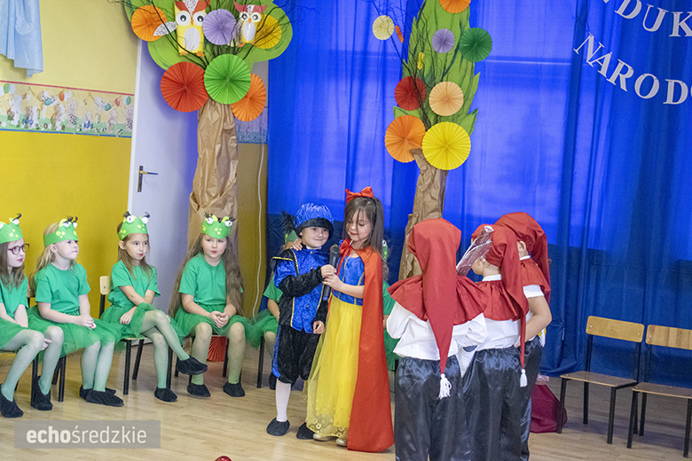 Przedstawienie "Królewna Śnieżka" w wykonaniu najstarszej grupy