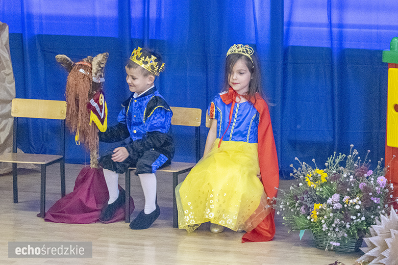 Przedstawienie "Królewna Śnieżka" w wykonaniu najstarszej grupy