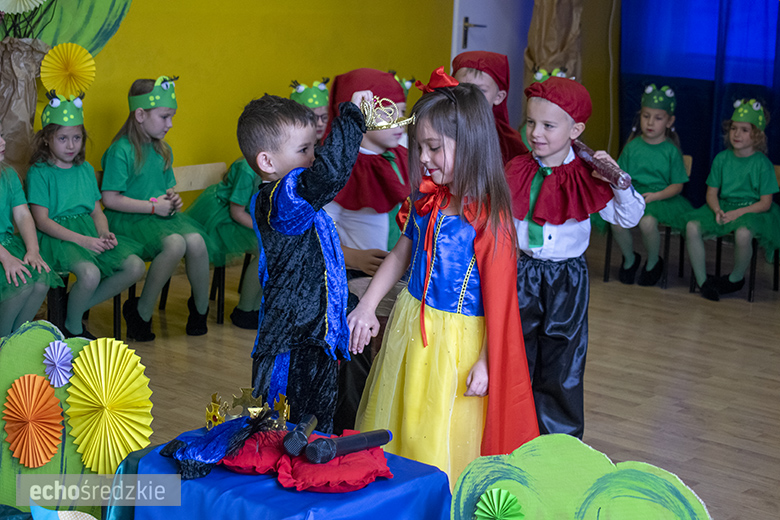Przedstawienie "Królewna Śnieżka" w wykonaniu najstarszej grupy