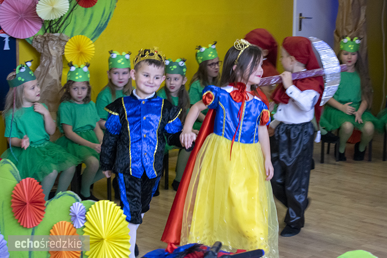 Przedstawienie "Królewna Śnieżka" w wykonaniu najstarszej grupy