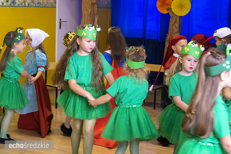 Przedstawienie "Królewna Śnieżka" w wykonaniu najstarszej grupy