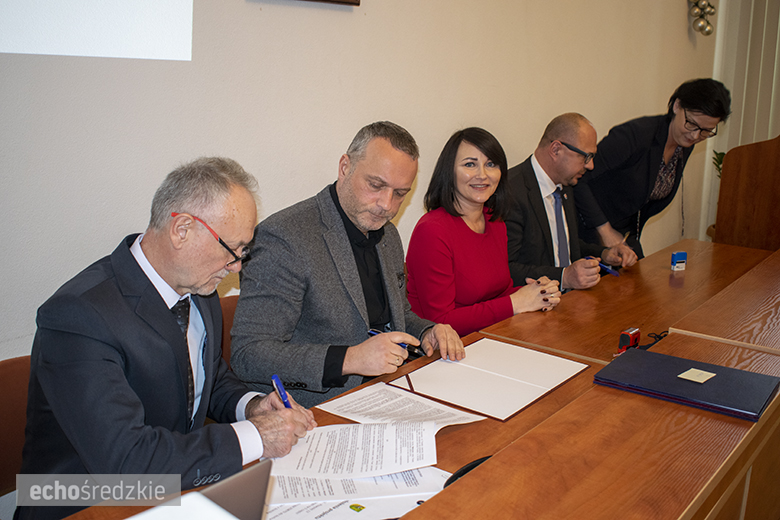 Podpisanie umów partnerskich pomiędzy powiatem a gminami