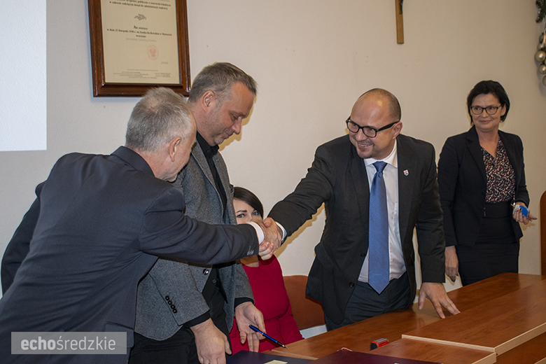 Podpisanie umów partnerskich pomiędzy powiatem a gminami