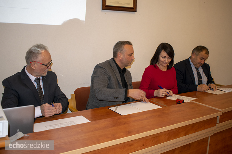 Podpisanie umów partnerskich pomiędzy powiatem a gminami