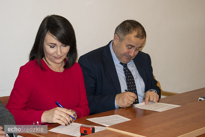 Podpisanie umów partnerskich pomiędzy powiatem a gminami