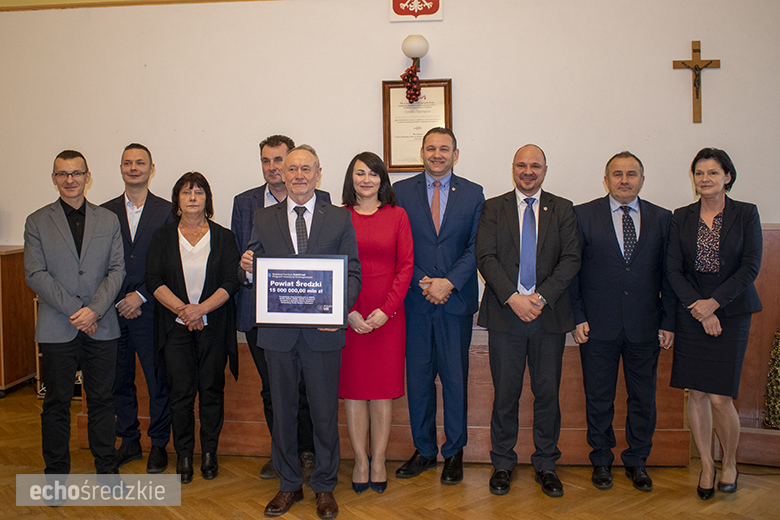 Podpisanie umów partnerskich pomiędzy powiatem a gminami