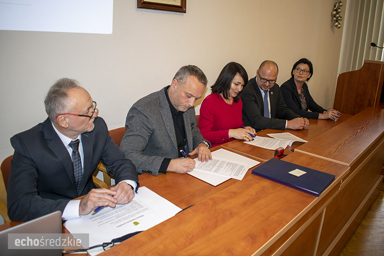 Podpisanie umów partnerskich pomiędzy powiatem a gminami