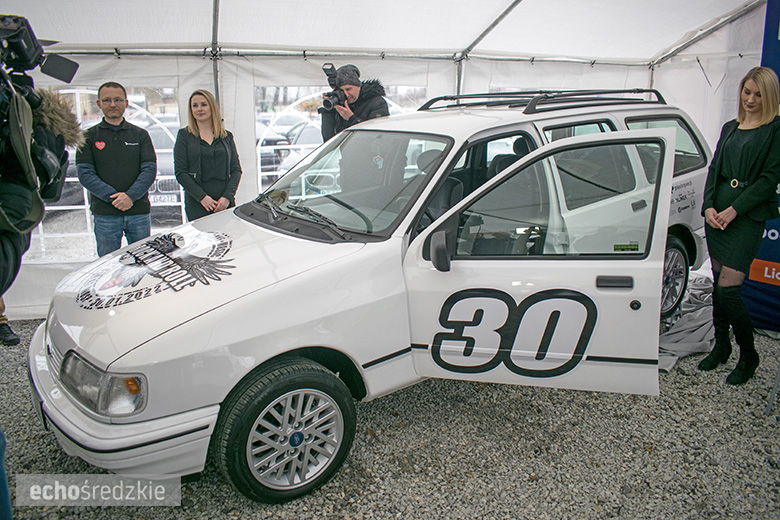 Prezentacja odrestaurowanego Forda Sierra w Komornikach