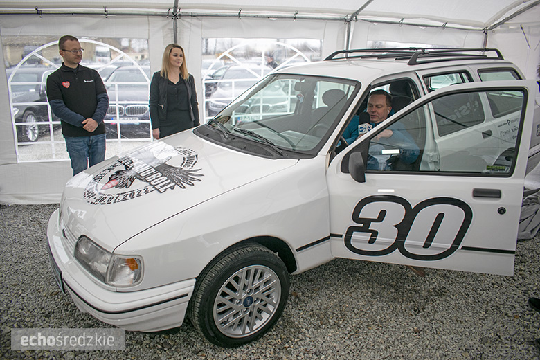 Prezentacja odrestaurowanego Forda Sierra w Komornikach