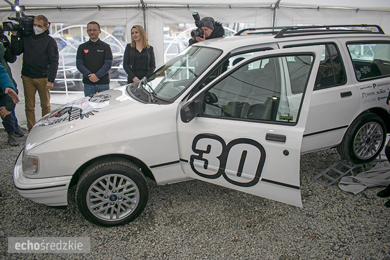 Prezentacja odrestaurowanego Forda Sierra w Komornikach