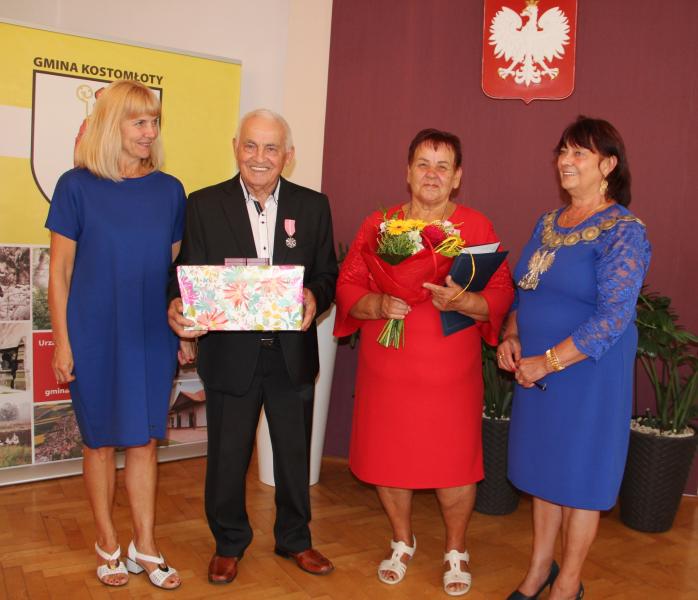 Wręczono medale za długoletnie pożycia małżeńskie