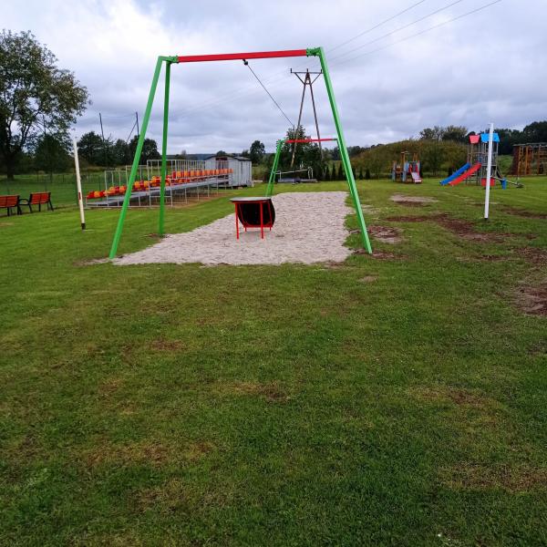 Doposażono 17 placów zabaw