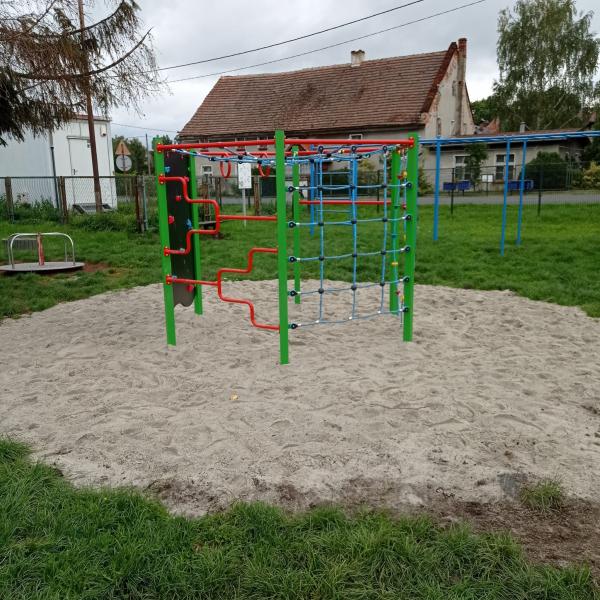 Doposażono 17 placów zabaw