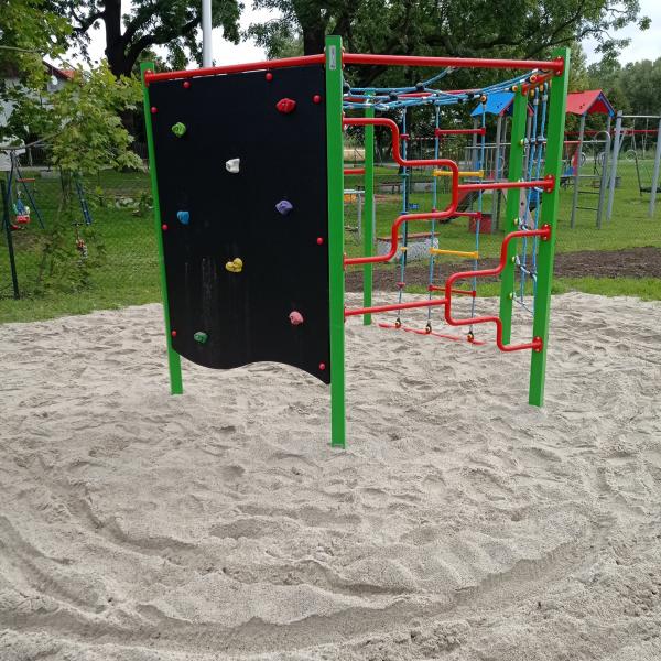 Doposażono 17 placów zabaw